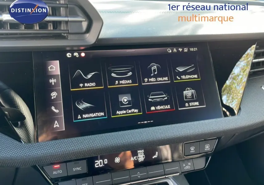Vue intérieure centrée sur l’écran tactile multimédia et la console de climatisation de l’Audi A3 Sportback 2025.