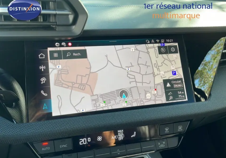 Vue rapprochée de l'écran tactile central et de la console de climatisation de l'Audi A3 Sportback bleu Navarre 2025.