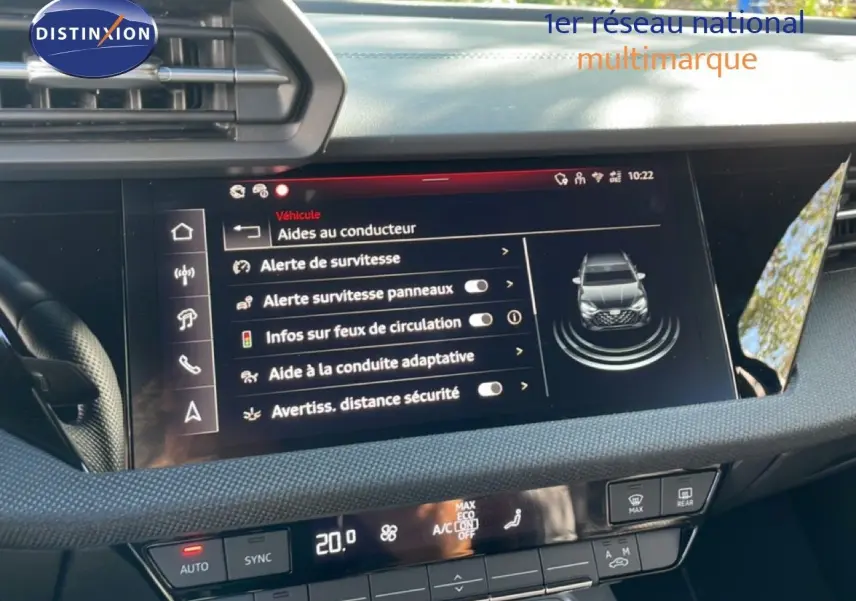 Vue intérieure du tableau de bord de l'Audi A3 Sportback 40 TFSIe, écran tactile affichant les aides à la conduite.