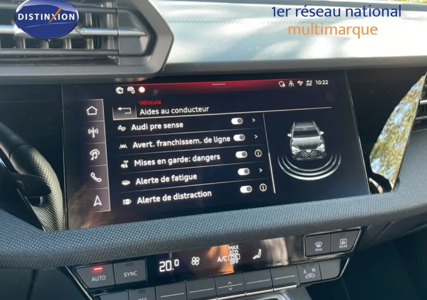 Écran central tactile de l’Audi A3 Sportback 40 TFSIe 2025 affichant les aides à la conduite dans un intérieur gris noir.