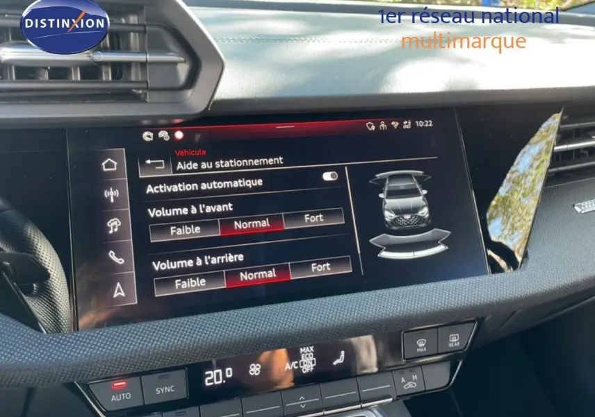 Vue rapprochée de l’écran central tactile de l’Audi A3 Sportback 2025, affichant l’aide au stationnement.