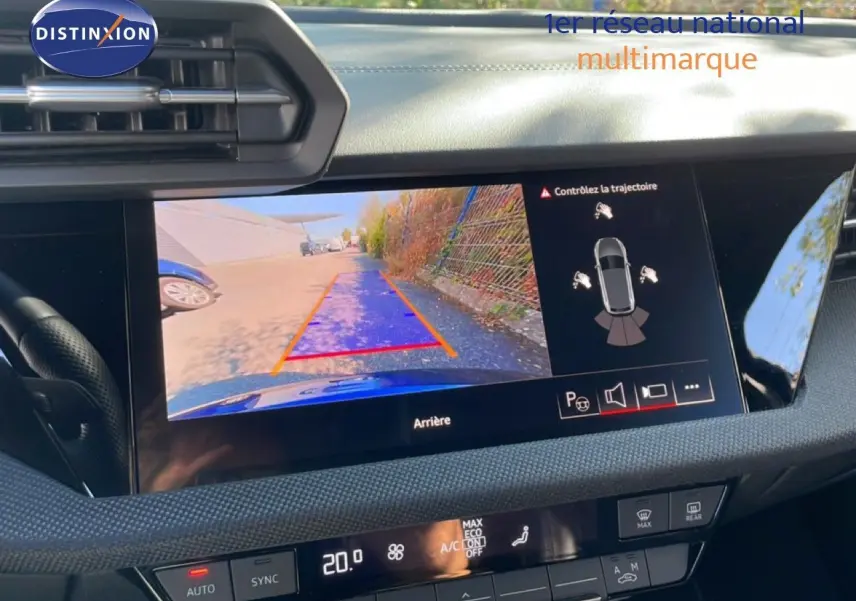 Écran central montrant la caméra de recul de l’Audi A3 Sportback bleu Navarre, vue intérieure du tableau de bord.