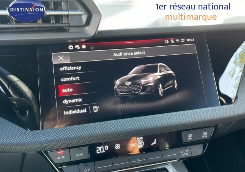 Écran central intérieur montrant les modes de conduite de l’Audi A3 Sportback bleu Navarre, vue de face digitale.
