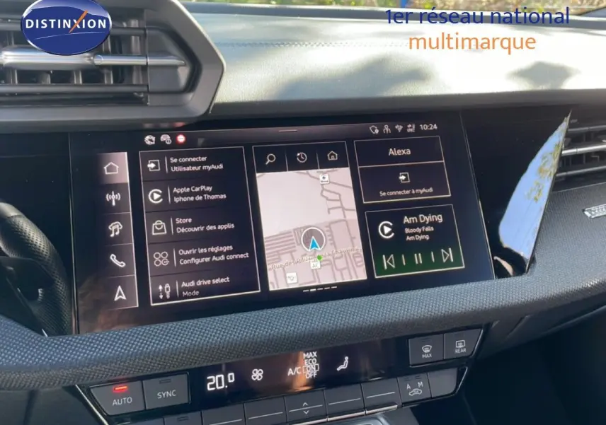 Tableau de bord de l'Audi A3 Sportback 40 TFSIe 2025 avec écran tactile et commandes climatisation, vue frontale intérieure.