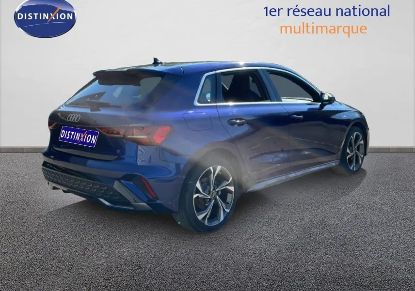 Audi A3 Sportback bleu Navarre métal vue 3/4 arrière droit, mettant en valeur ses jantes et lignes dynamiques.