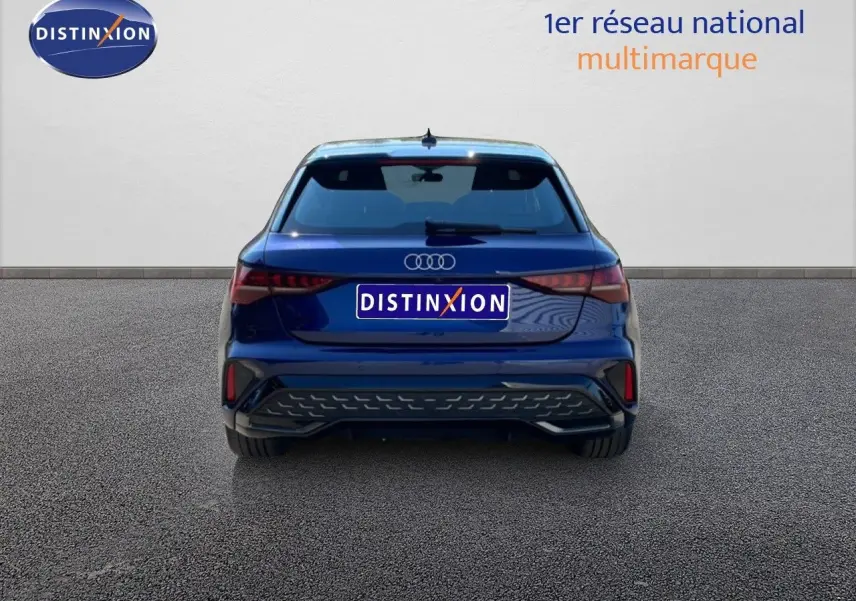 Vue arrière d'une Audi A3 Sportback 40 TFSIe S-Line en bleu Navarre métal, avec feux LED et logo Audi visibles.