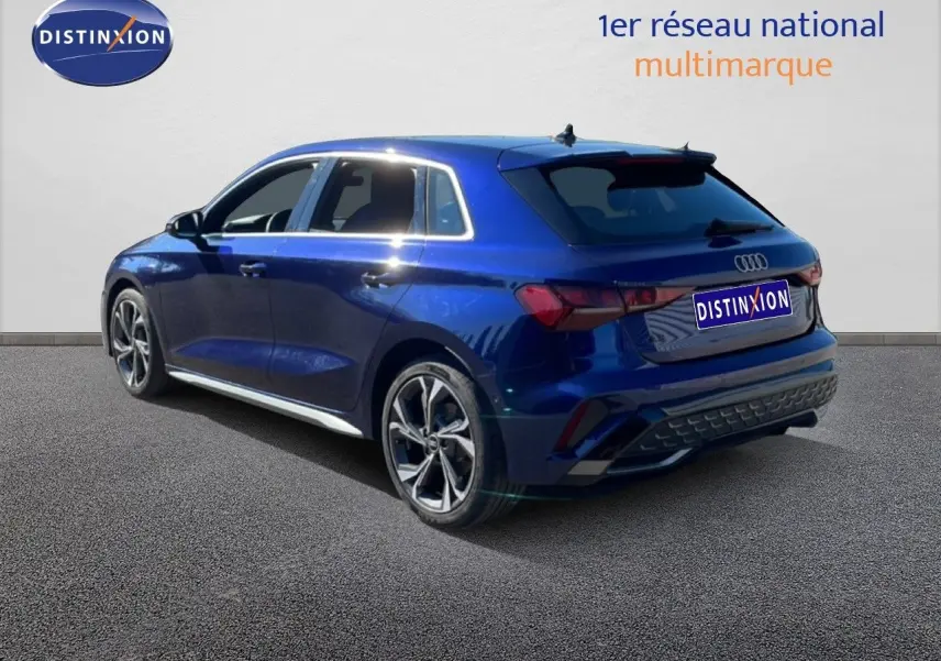 Audi A3 Sportback bleu Navarre métal en 3/4 arrière droit, soulignant ses jantes alliage et lignes dynamiques.