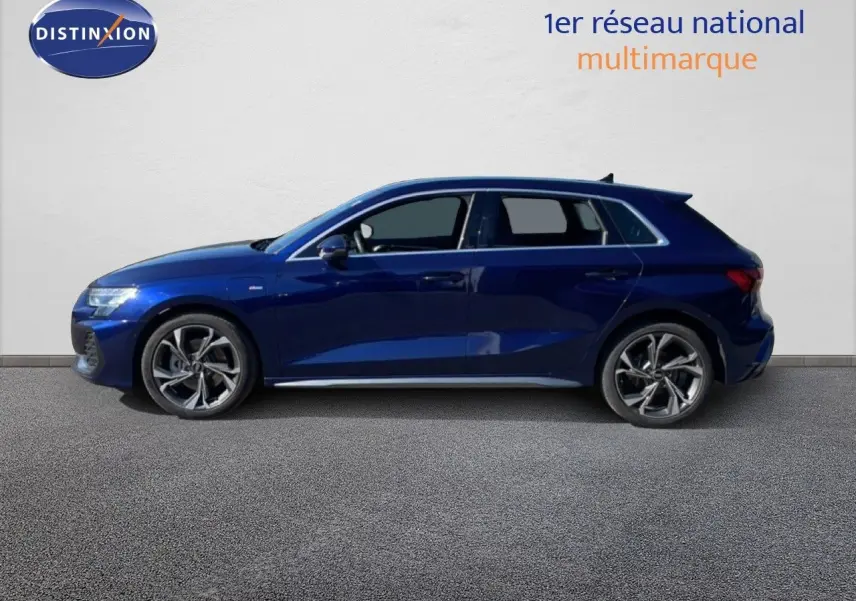 Profil latéral droit d'une Audi A3 Sportback 40 TFSIe S-Line en bleu Navarre métallisé, avec jantes alliage distinctives.