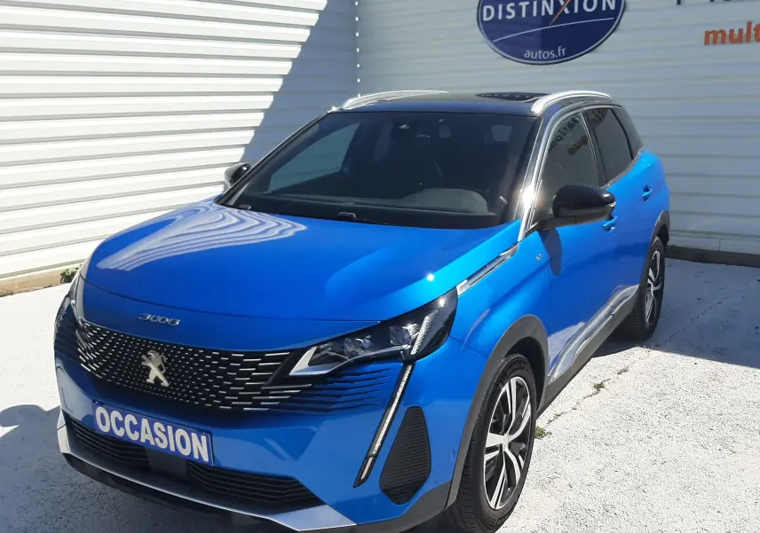 Peugeot 3008 bleu Vertigo avec toit noir, vue 3/4 avant droit, calandre distinctive et jantes alliage bicolores.
