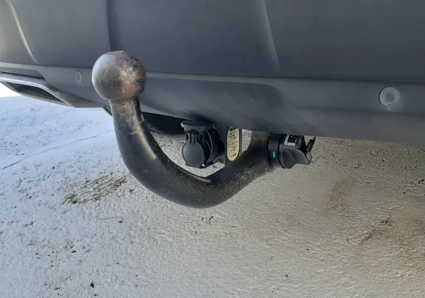 Gros plan sur l'attelage d'une Peugeot 3008 bleu Vertigo avec toit noir, vu à l'arrière sous le pare-chocs.