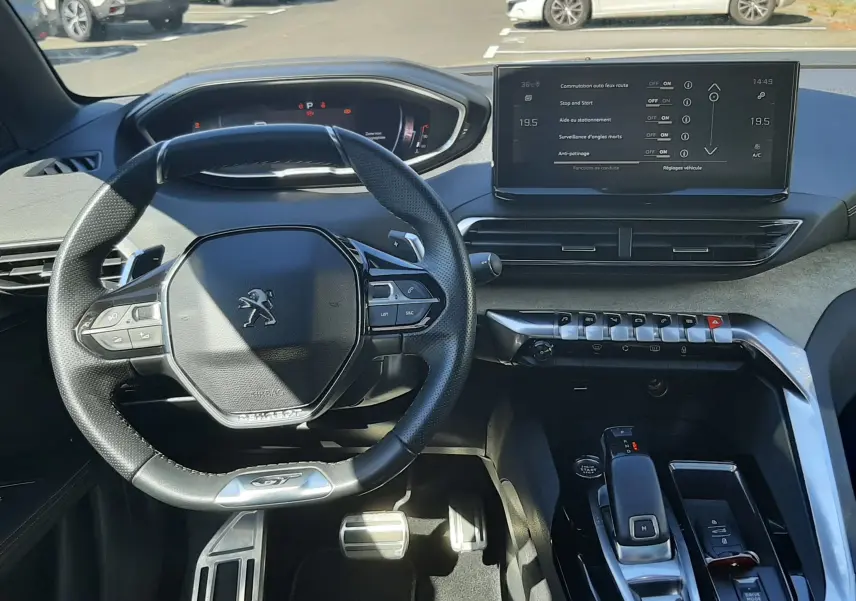 Vue intérieure du poste de conduite du Peugeot 3008 2023, volant compact GT, écran tactile et console centrale moderne.