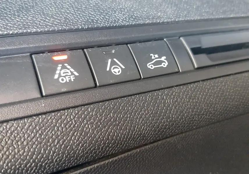 Gros plan sur les boutons de commande du tableau de bord intérieur du Peugeot 3008 2023, finition GT, avec bouton de maintien de voie désactivé.