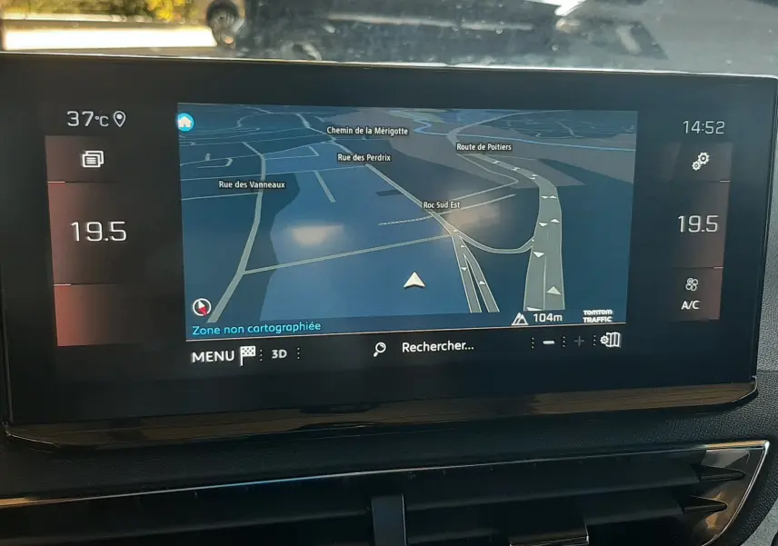 Écran tactile central du Peugeot 3008 2023 affichant la navigation, avec vue partielle sur l’habitacle noir.