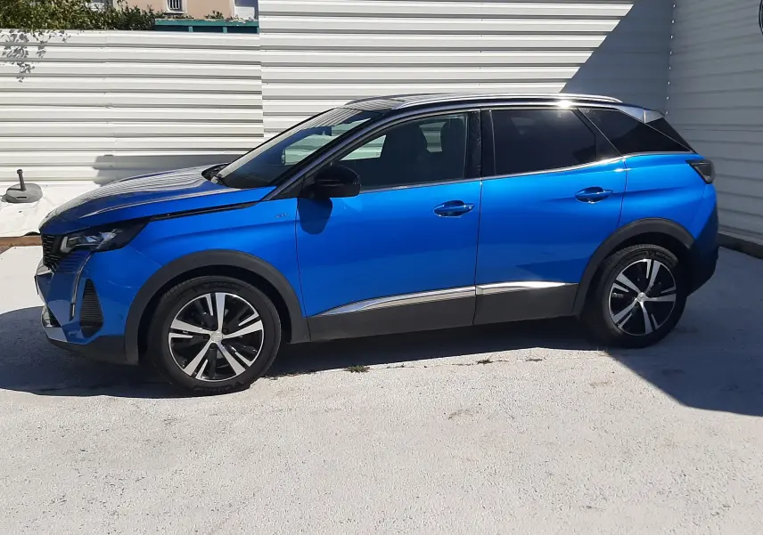 Peugeot 3008 bleu Vertigo avec toit noir, vue de profil côté gauche, jantes alliage bi-ton visibles.