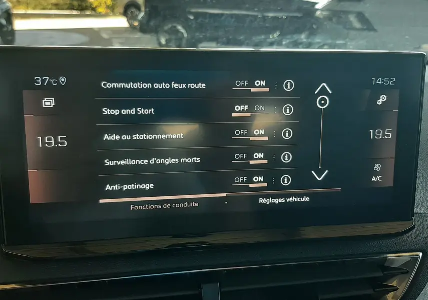 Écran tactile intérieur du Peugeot 3008 2023 affichant les réglages d'aides à la conduite et la climatisation.