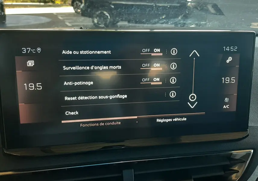 Écran tactile central du Peugeot 3008 2023 affichant les réglages d’aide à la conduite et la climatisation.