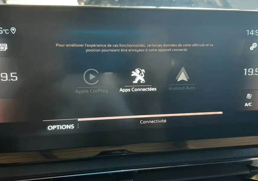 Écran tactile central du Peugeot 3008 2023 affichant les options de connectivité Apple CarPlay et Android Auto, avec tableau de bord noir.
