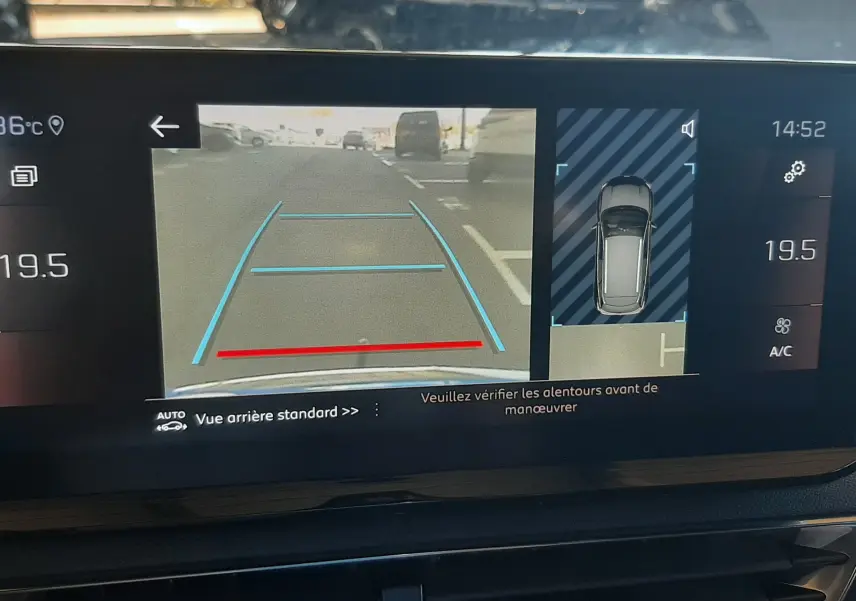 Écran de caméra de recul du Peugeot 3008 Bleu Vertigo avec affichage des lignes de guidage et vue 360° intérieure.