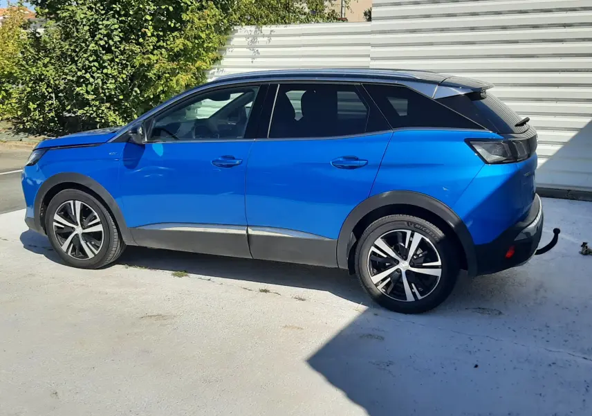 Peugeot 3008 bleu Vertigo avec toit noir, vue de profil côté gauche, soulignant les jantes biton et le hayon arrière.