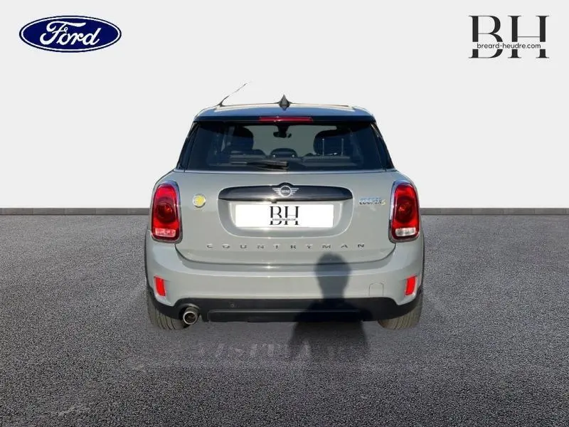 Vue arrière d'une MINI Countryman Cooper SE Moonwalk Grey avec toit panoramique et détails chromés.