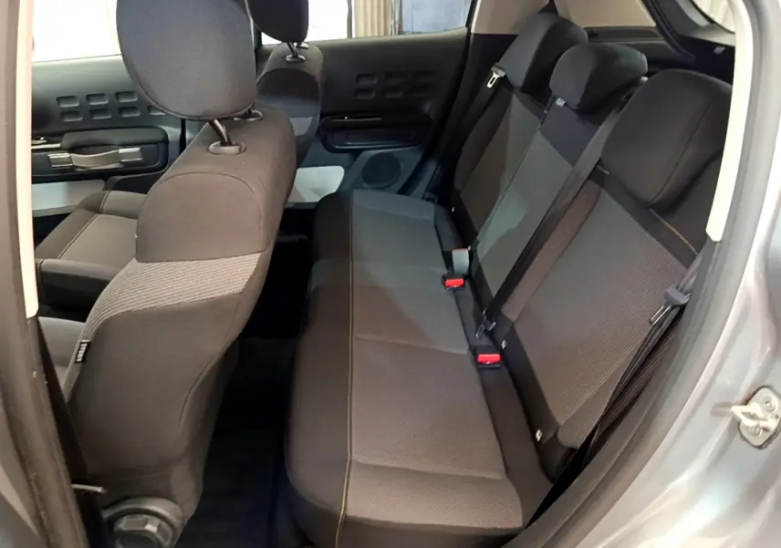 Vue intérieure côté droit sur la banquette arrière gris foncé de la Citroën C3 PureTech 110 Shine Business 2019.