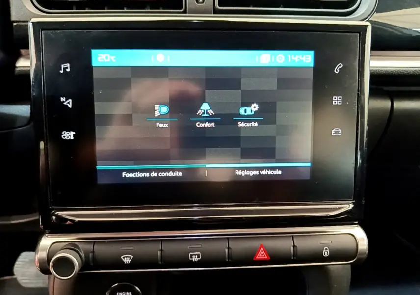 Écran tactile central de la Citroën C3 gris clair 2019 affichant les réglages Feux, Confort et Sécurité.