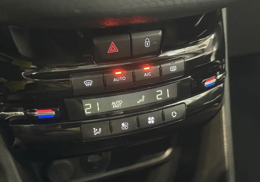 Panneau de commande de la climatisation automatique du Peugeot 2008 Crossway 2018 avec affichage digital et boutons rétroéclairés.