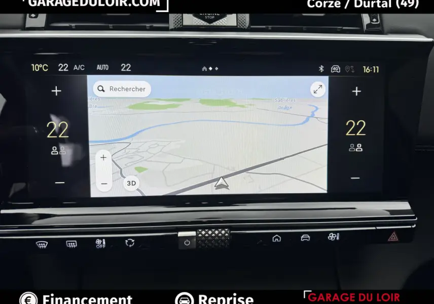 Écran tactile central affichant la navigation 3D du DS7 Crossback Bleu, vue intérieure du tableau de bord.