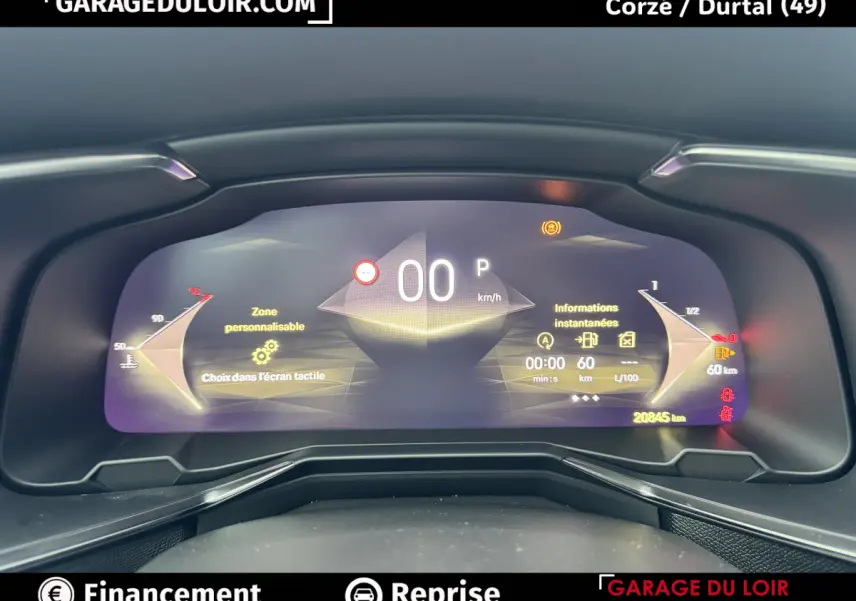 Tableau de bord numérique du DS7 Crossback bleu, affichage multifonctions avec vitesse et indicateurs lumineux.