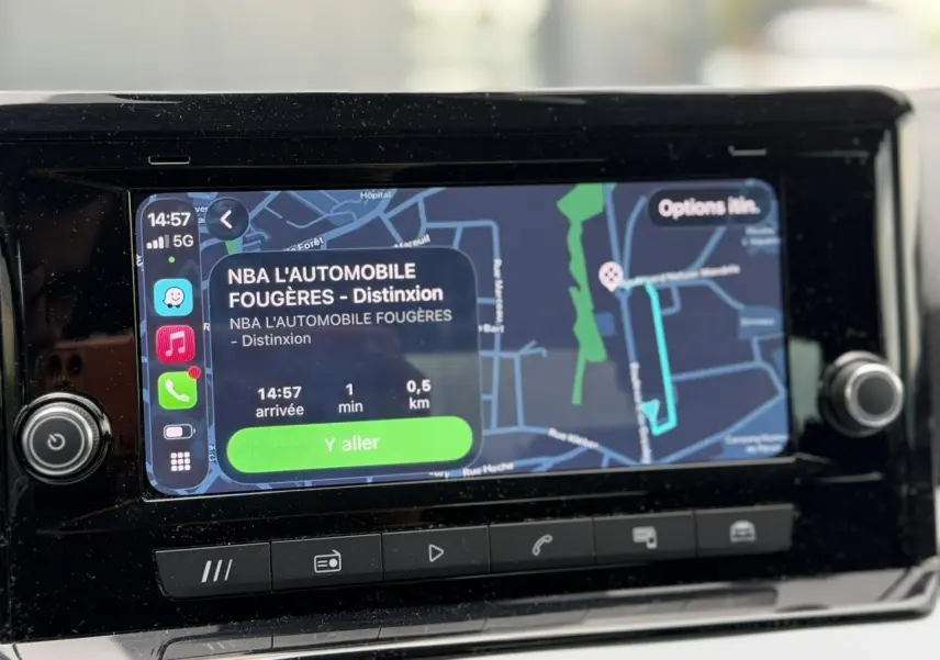 Écran tactile central du système MediaSystem+ du SEAT Arona blanc, affichant la navigation GPS.