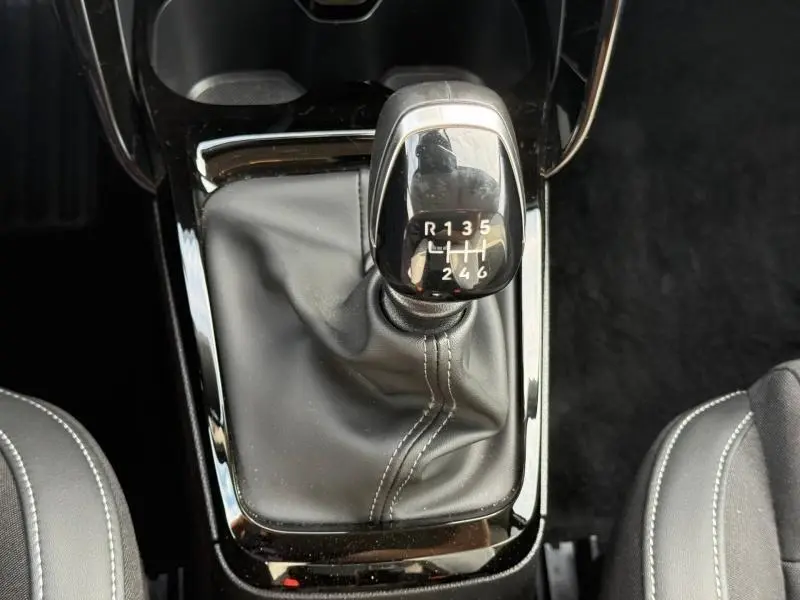 Le levier de vitesses manuel noir de la Citroën C3 1.2 Turbo 100ch MAX 2025 vu de dessus avec coutures grises visibles.