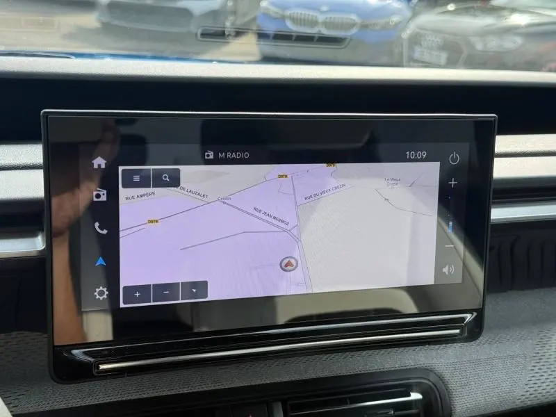 Écran tactile central du tableau de bord de la Citroën C3 2025 noir, affichant la navigation GPS en mode carte.