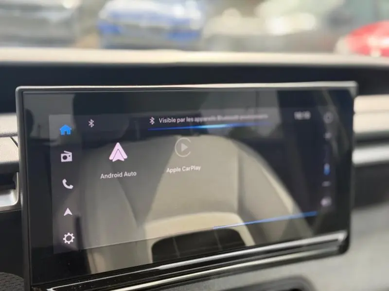Écran tactile central du tableau de bord de la Citroën C3 2025, affichant Android Auto et Apple CarPlay.