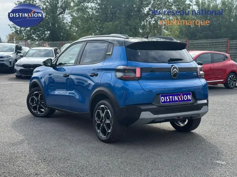 Vue 3/4 arrière d'une Citroën C3 noire 2025 avec toit noir et jantes distinctives en alliage.