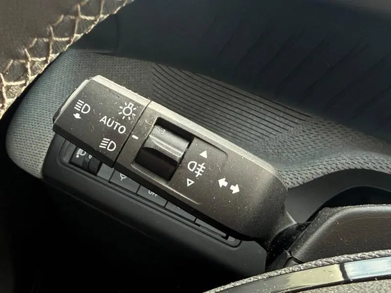 Gros plan sur la commande des feux et clignotants dans l’habitacle noir du Citroën C3 1.2 Turbo 2025.