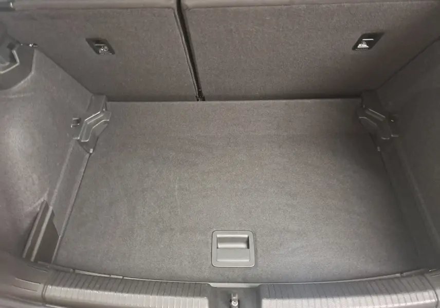 Coffre vide vu de dessus de la Volkswagen Polo 1.0 TSI 95 BVM5 R-Line 2025 en Noir Intense métallisé.
