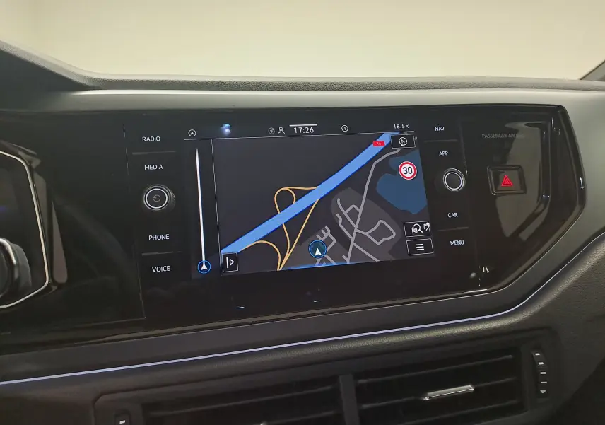 Vue rapprochée de l'écran tactile central du tableau de bord de la Volkswagen Polo 2025, affichant la navigation.