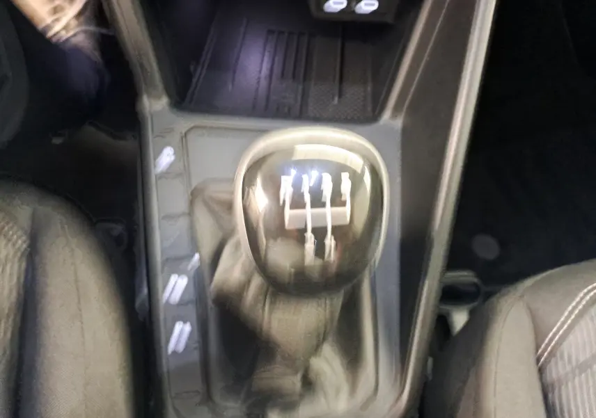 Gros plan sur le levier de vitesses manuel de la Volkswagen Polo 1.0 TSI 95 R-Line, intérieur noir.