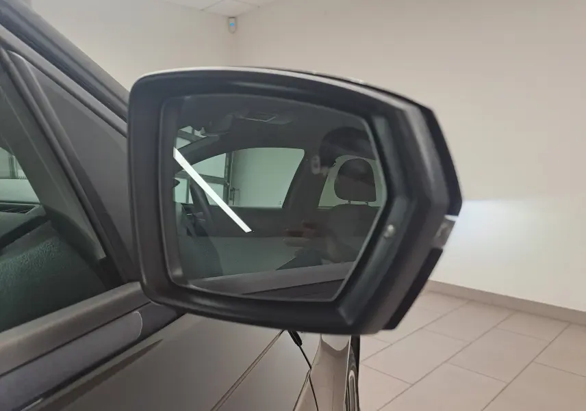 Rétroviseur extérieur côté gauche d'une Volkswagen Polo 1.0 TSI 95 R-Line noir intense, intérieur partiellement visible.
