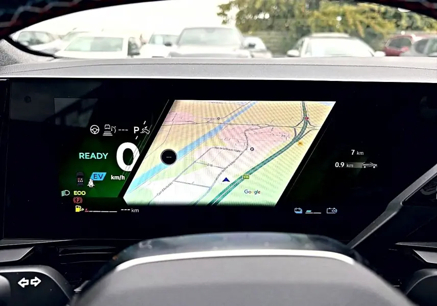 Tableau de bord numérique du Renault Austral 1.2 e-tech gris schiste, affichant la navigation GPS et l'état du véhicule.