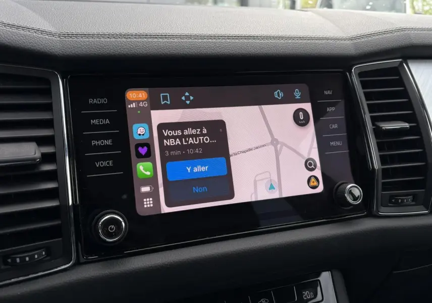 Écran tactile central du Skoda Kodiaq 2024 affichant une navigation avec options multimédia et commandes autour.