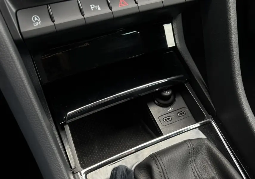Gros plan sur la console centrale du Skoda Kodiaq gris graphite 2024, avec ports USB-C et bouton de contrôle.