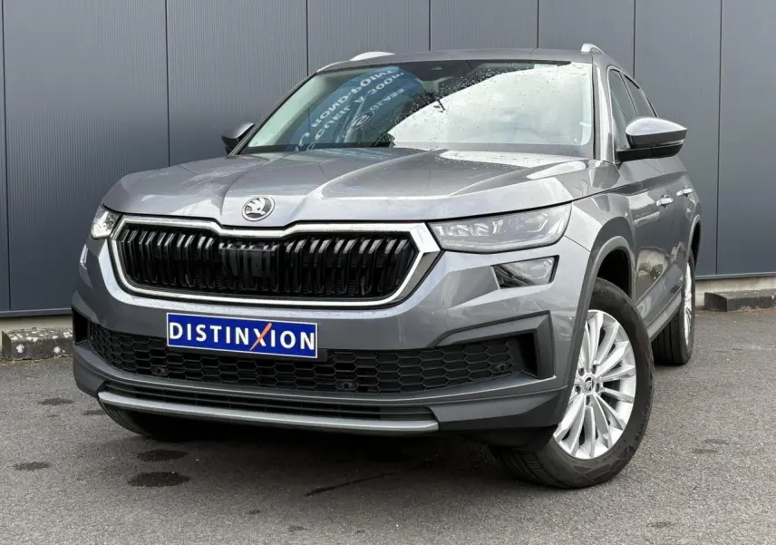 Vue 3/4 avant d'un Skoda Kodiaq gris graphite avec calandre noire et jantes alliage 18 pouces ELBRUS.