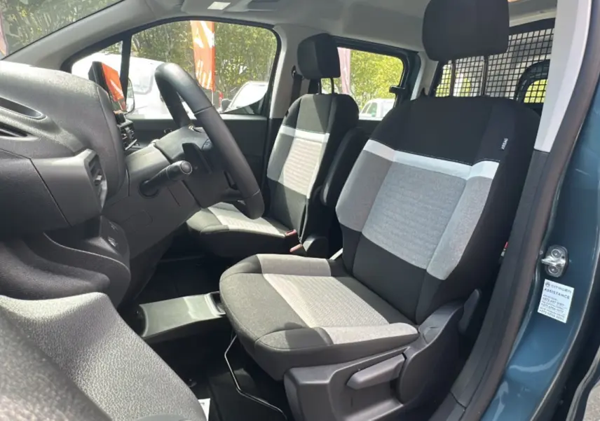Intérieur du Citroën Berlingo BlueHDi 130 EAT8 Max 2025 en Kiama blue, vue côté conducteur sur sièges tissu bicolore.