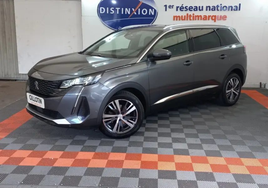 Peugeot 5008 gris foncé en 3/4 avant droit, mettant en valeur ses lignes modernes et ses jantes alliage.