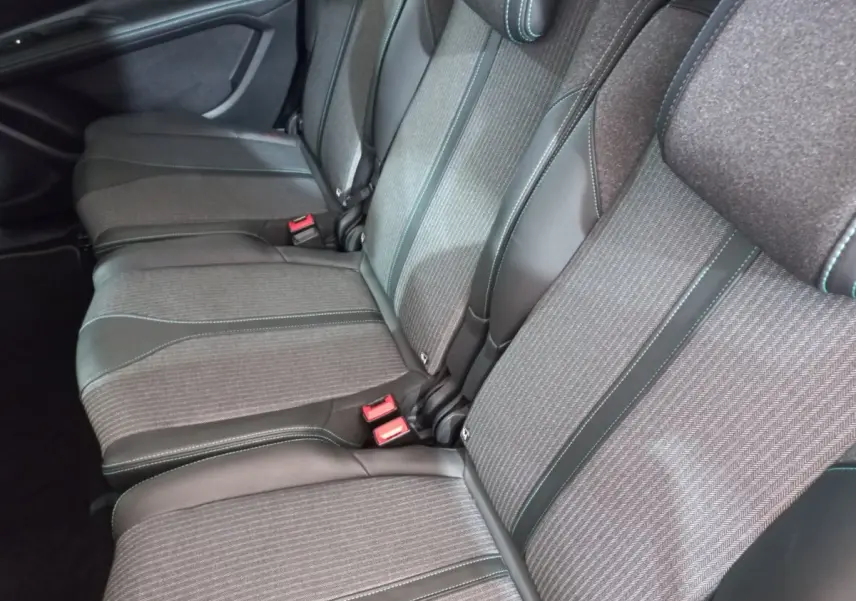 Vue rapprochée des sièges arrière gris foncé en tissu et cuir du Peugeot 5008 2021, version Allure Pack.