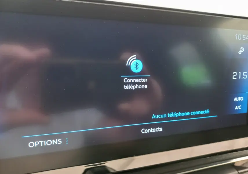 Écran tactile central du Peugeot 5008 gris foncé 2021 affichant la connexion Bluetooth et la température intérieure à 21,5°C