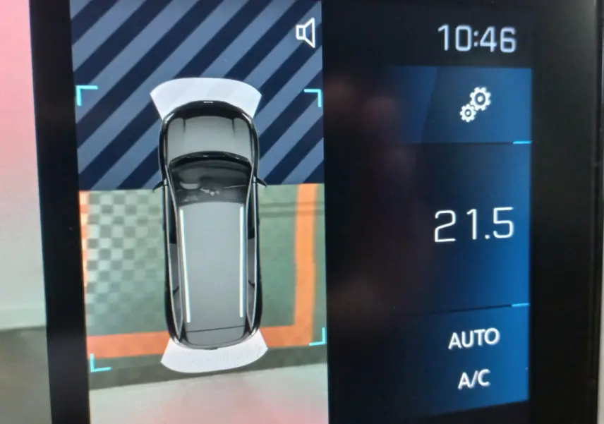 Affichage tactile montrant la vue aérienne du Peugeot 5008 gris foncé avec indication de la climatisation à 21,5°C.