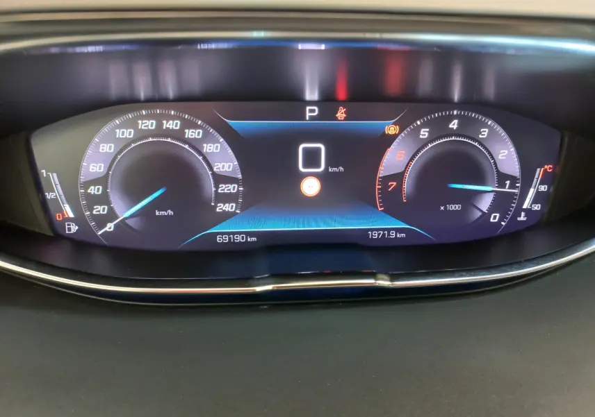 Affichage numérique du tableau de bord du Peugeot 5008 2021, avec vitesse à 0 km/h et compte-tours visible.