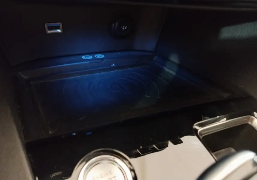 Gros plan sur la console centrale du Peugeot 5008 gris foncé, montrant le bouton démarrage et prise 12V avec port USB.